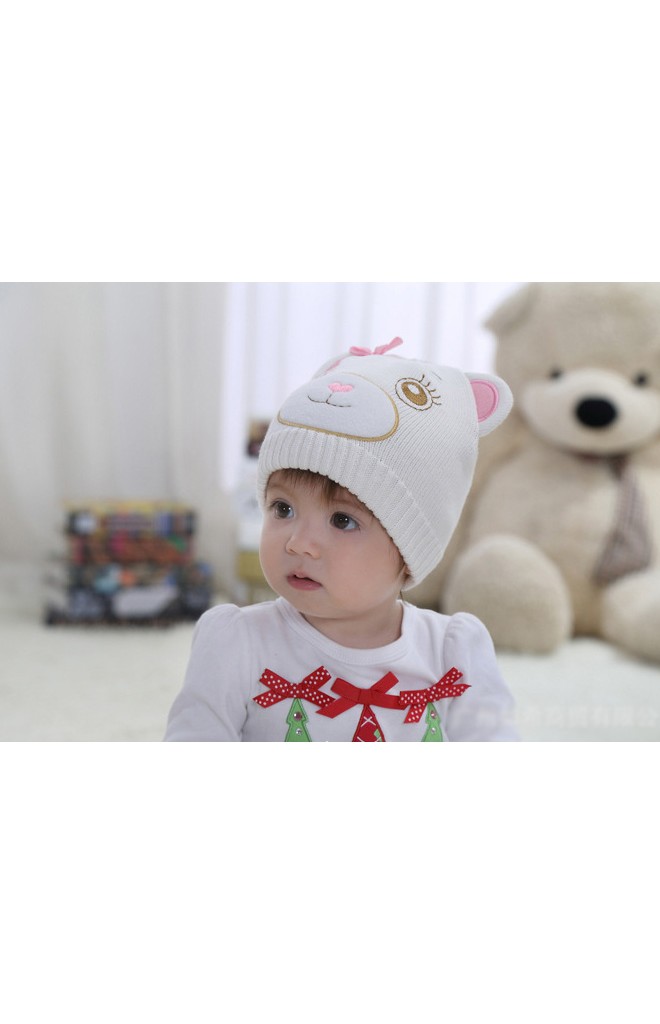 หมวกถักหมีน้อยสีขาวแต่งหูและโบว์สีชมพู