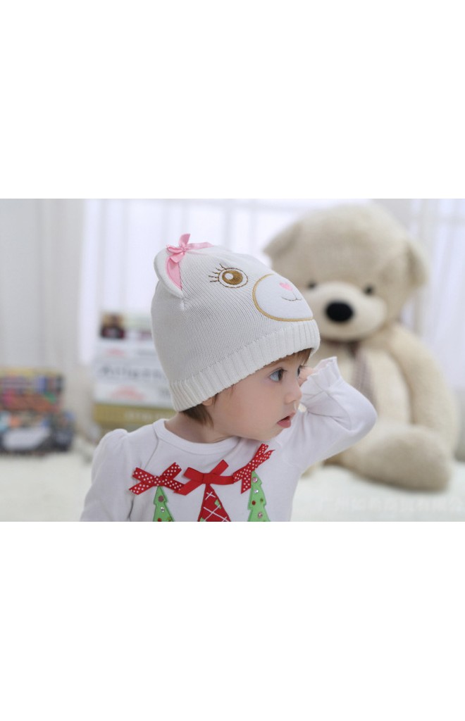 หมวกถักหมีน้อยสีขาวแต่งหูและโบว์สีชมพู