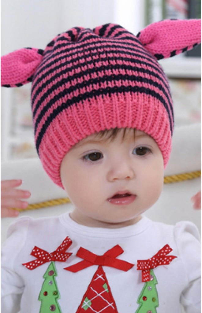 หมวถักไหมพรมลายขวางแต่งหูสีชมพู หมวถักไหมพรมลายขวางแต่งหูสีชมพู