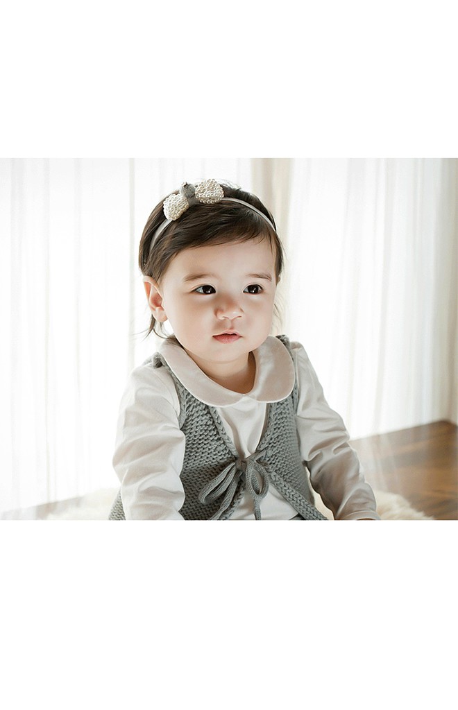 สายคาดผมโบว์มุกเทียมแต่งปอมปอมเล็กๆ ตรงกลาง