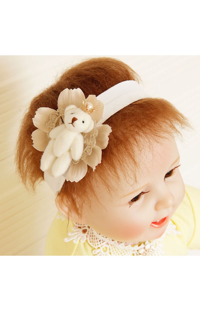 สายคาดผมหมีขาวใส่มงกุฎรองด้วยลูกไม้และดอกไม้