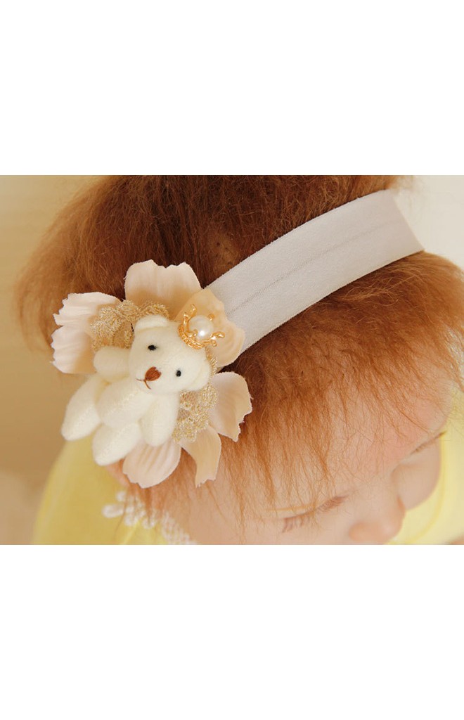 สายคาดผมหมีขาวใส่มงกุฎรองด้วยลูกไม้และดอกไม้