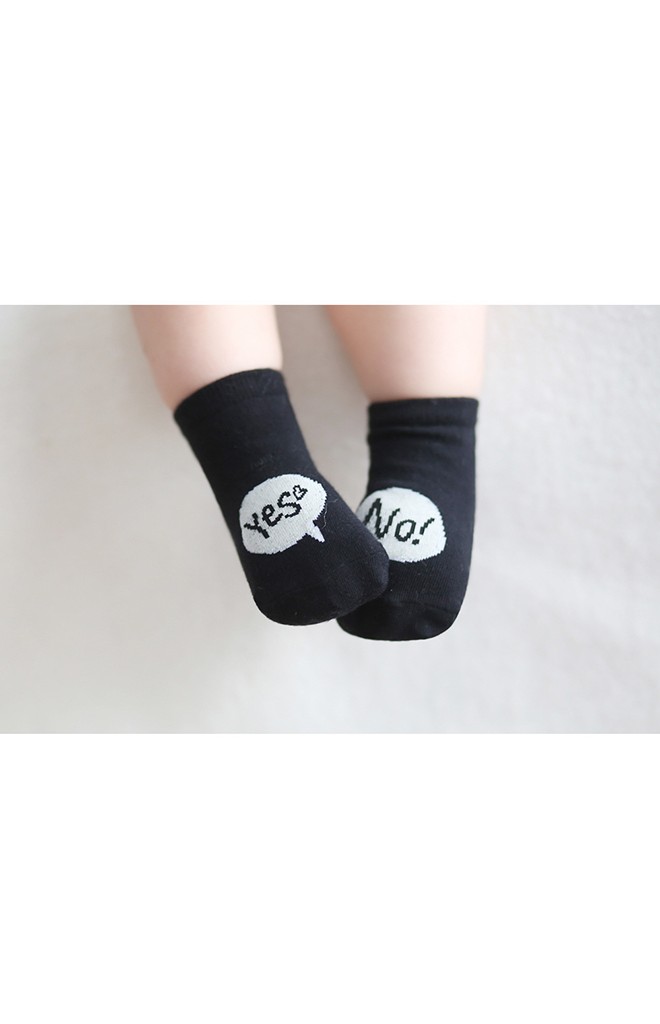 ถุงเท้าเด็กแบบสั้น ลายอักษร Yes No มีกันลื่น