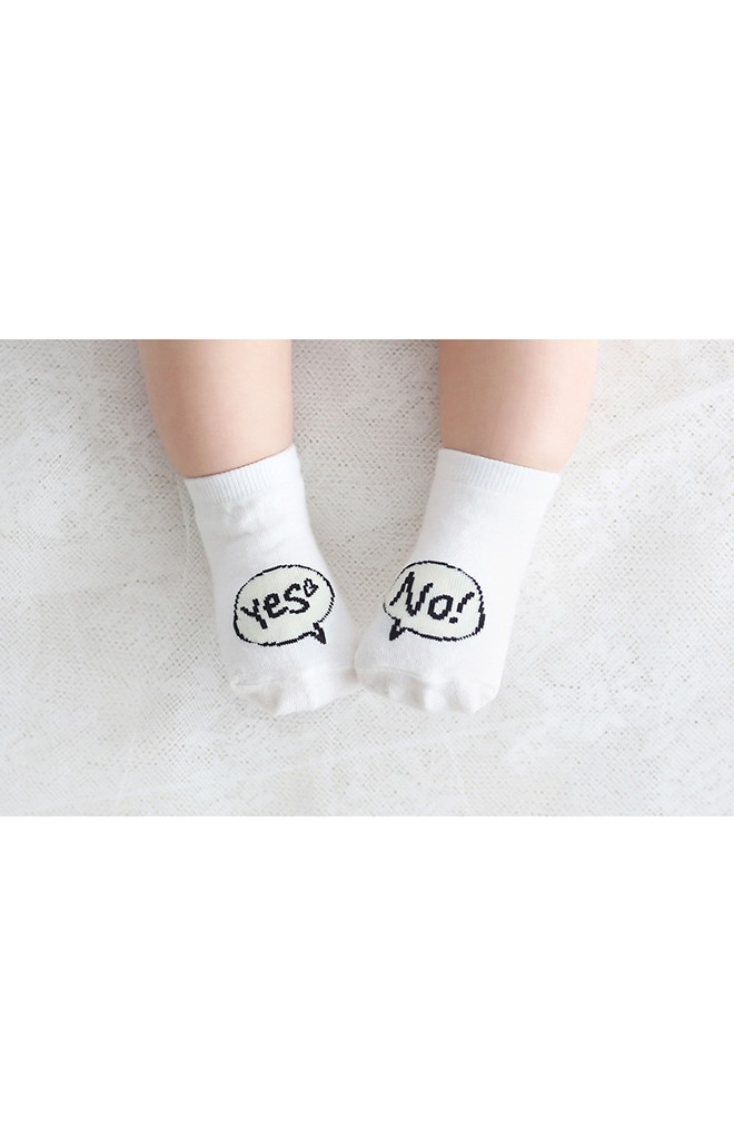ถุงเท้าเด็กแบบสั้น ลายอักษร Yes No มีกันลื่น