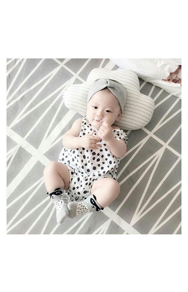 ถุงเท้าเด็กแบบสั้นสีเทาลายแรคคูนน้อย มีกันลื่น จาก kacakid