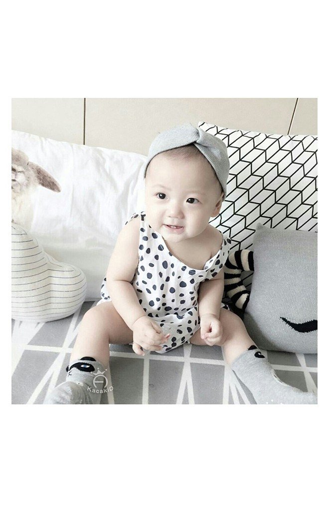 ถุงเท้าเด็กแบบสั้นสีเทาลายแรคคูนน้อย มีกันลื่น จาก kacakid