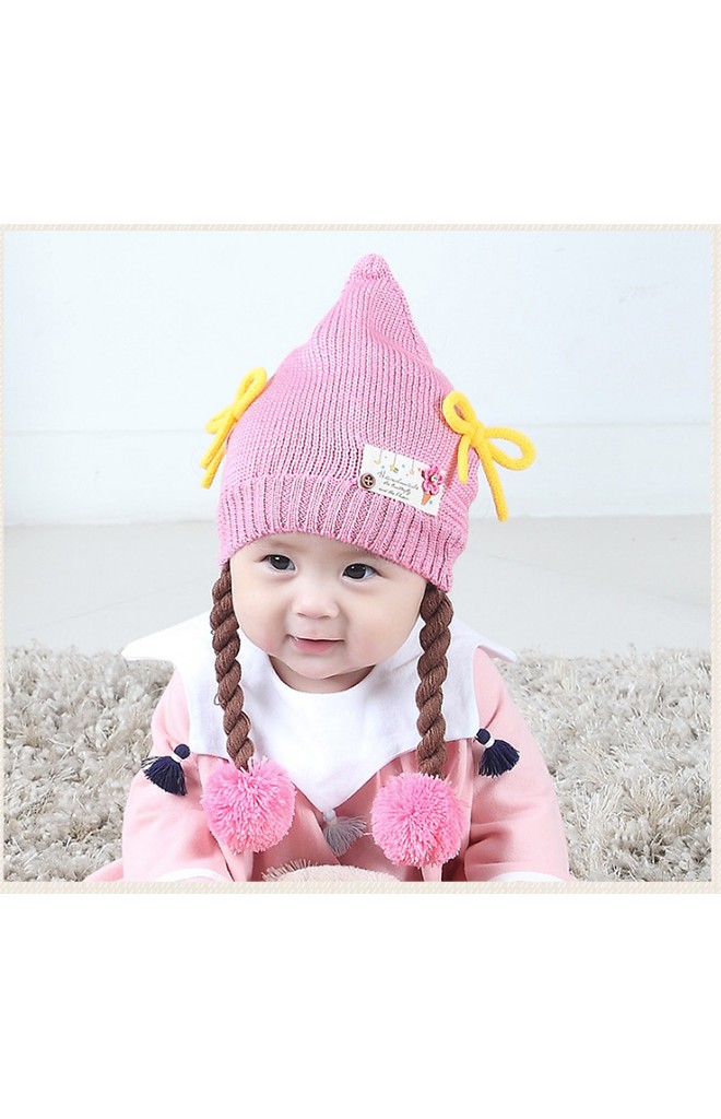 หมวกไหมพรมเด็กหญิงยอดแหลมแต่งโบว์ พร้อมสายเปียห้อยปอมปอม