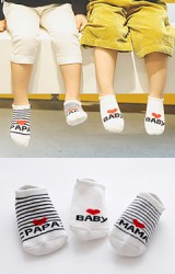 ถุงเท้าเด็กข้อสั้นแบบหนา แพ็ค 3 คู่ สีขาวลายรัก PAPA, MAMA และ BABY