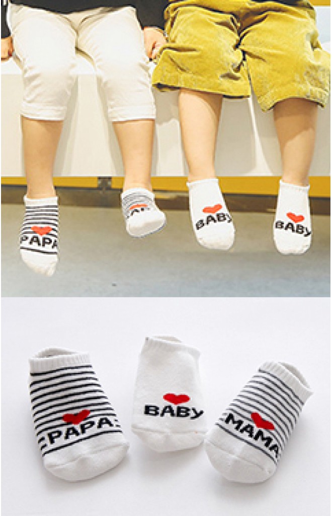ถุงเท้าเด็กข้อสั้นแบบหนา แพ็ค 3 คู่ สีขาวลายรัก PAPA, MAMA และ BABY ถุงเท้าเด็กข้อสั้นแบบหนา แพ็ค 3 คู่ สีขาวลายรัก PAPA, MAMA และ BABY