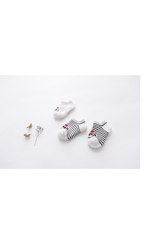 ถุงเท้าเด็กข้อสั้นแบบหนา แพ็ค 3 คู่ สีขาวลายรัก PAPA, MAMA และ BABY