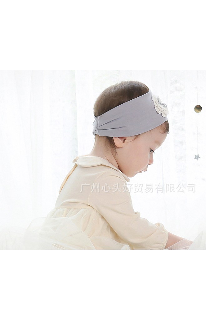 แถบผ้าคาดผมเด็กแต่งดอกไม้ถักสีขาวและโบว์เงินน่ารักๆ Angel Netiri