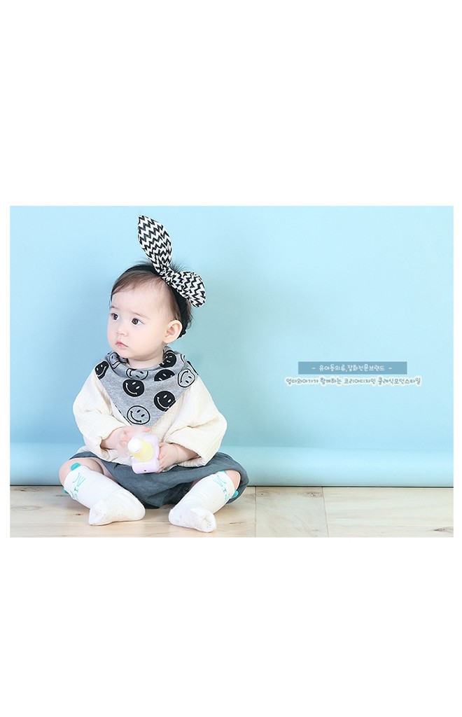 ผ้ากันเปื้อนสีเทาลายหนวดอีกด้านลายหน้ายิ้ม