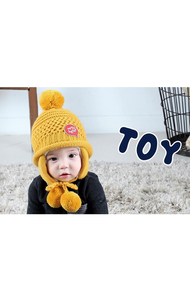 หมวกไหมพรมแต่งอักษร toy hello ด้านข้างปิดหูช่วยกันหนาว