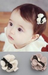 กิ๊บดอกไม้คาดโบว์ดำ เซ็ต 2 ชิ้น สีครีมและชมพูกะปิ