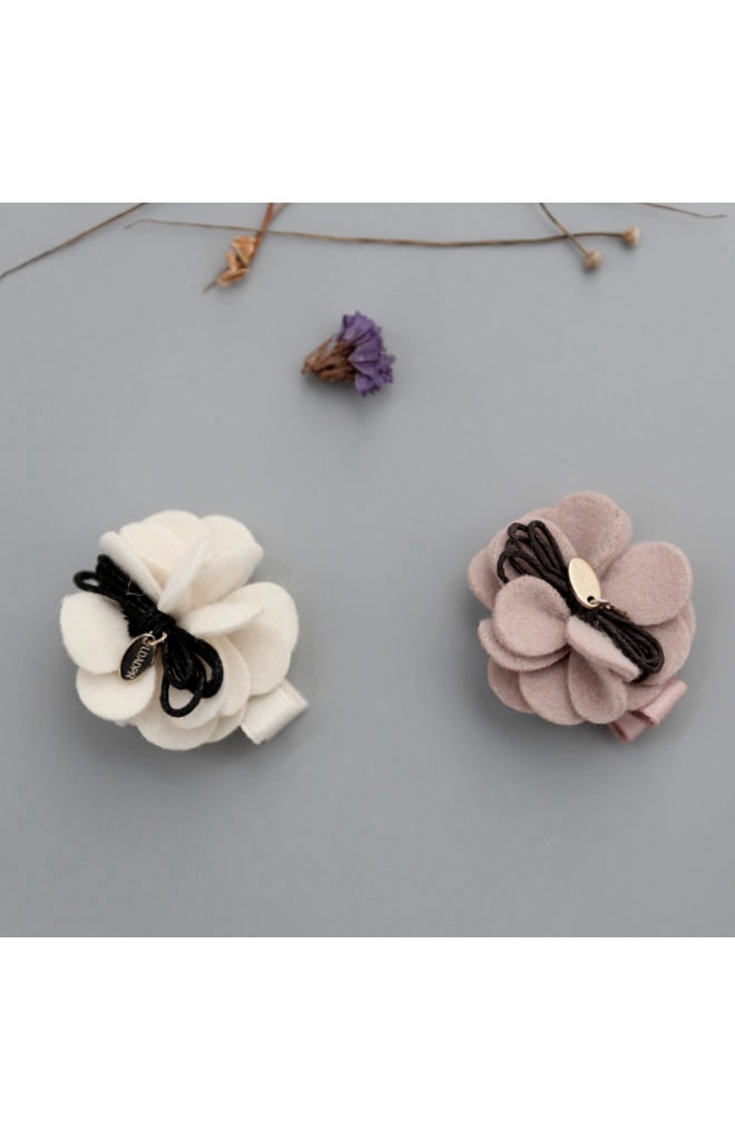 กิ๊บดอกไม้คาดโบว์ดำ เซ็ต 2 ชิ้น สีครีมและชมพูกะปิ