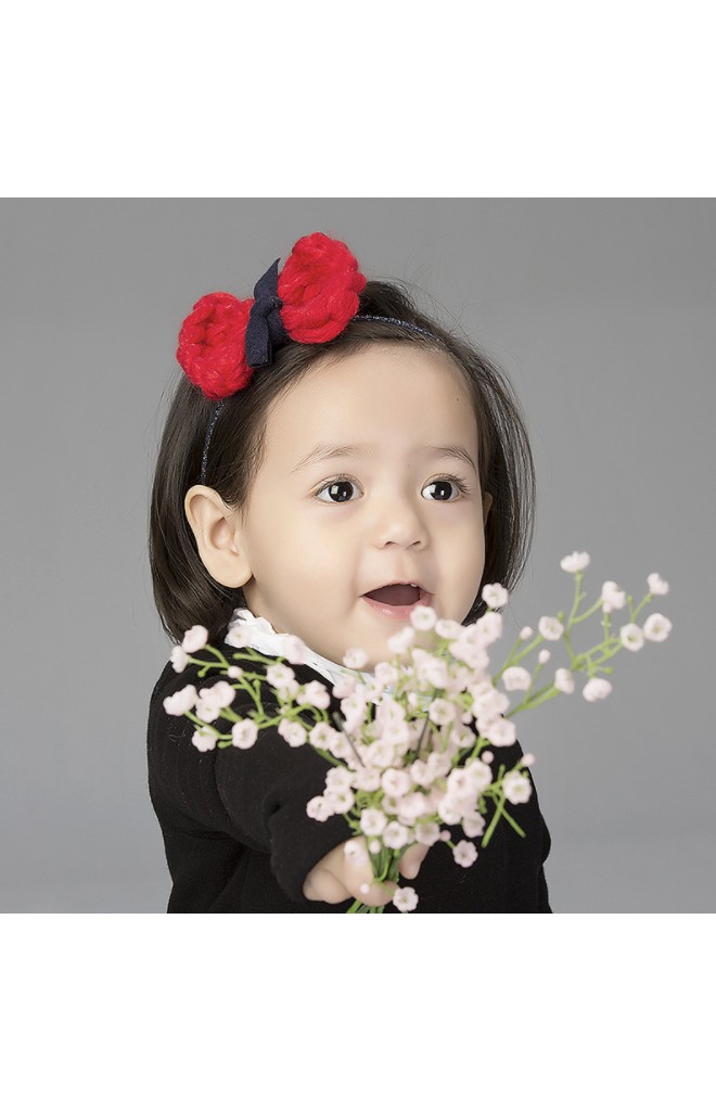 สายคาดผมโบว์ไหมพรมแดงคาดด้วยโบว์เล็กน้ำเงินกรมท่า Angel Neitiri
