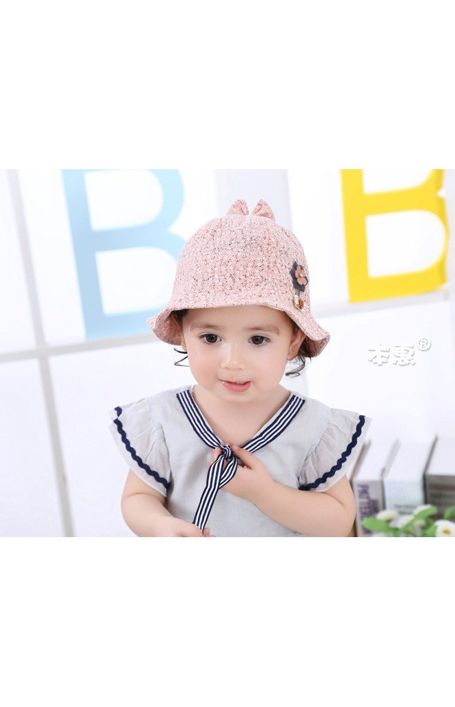 หมวกสาวน้อยลายดอกไม้เล็กๆ ด้านบนแต่งโบว์ ด้านหน้าแต่งดอกไม้