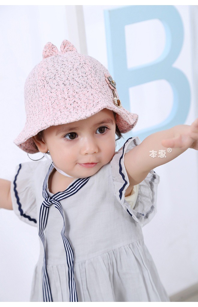หมวกสาวน้อยลายดอกไม้เล็กๆ ด้านบนแต่งโบว์ ด้านหน้าแต่งดอกไม้