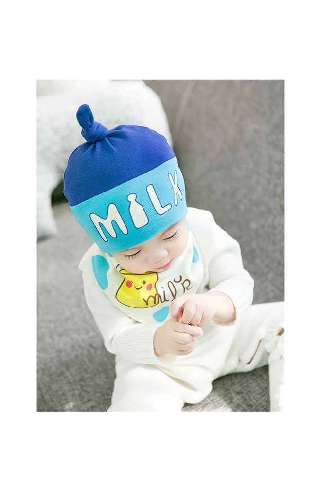 เซ็ตหมวกเด็กมาพร้อมผ้ากันเปื้อนลาย MILK จาก GZMM