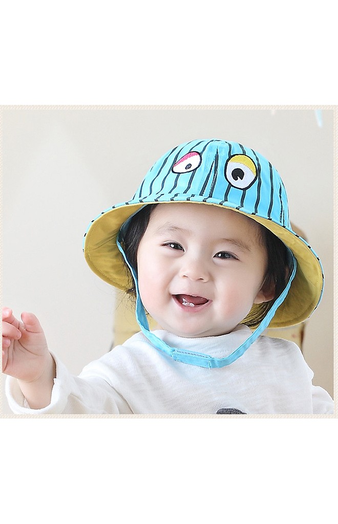 หมวกเด็กปีกรอบลายทาง ปักตาโต จาก TIANYI BEAR