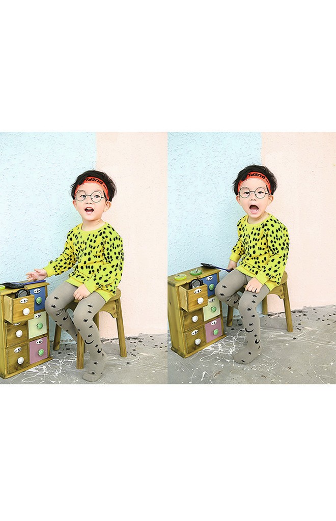 ถุงน่องเด็กลายพระจันทร์และดวงดาวเล็กๆ สีเทา
