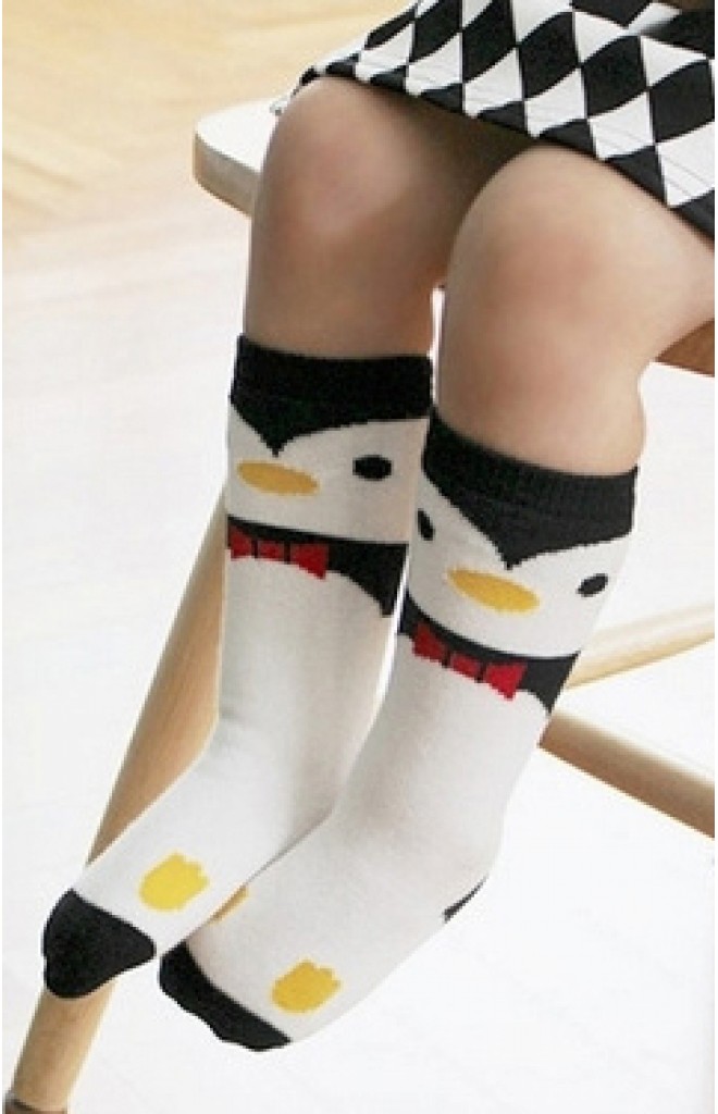 ถุงเท้าเด็กลายเพนกวินแบบยาว มีกันลื่น Kids Socks ถุงเท้าเด็กลายเพนกวินแบบยาว มีกันลื่น Kids Socks