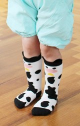 ถุงเท้าเด็กลายวัวน้อย มีกันลื่น จาก Kids Socks