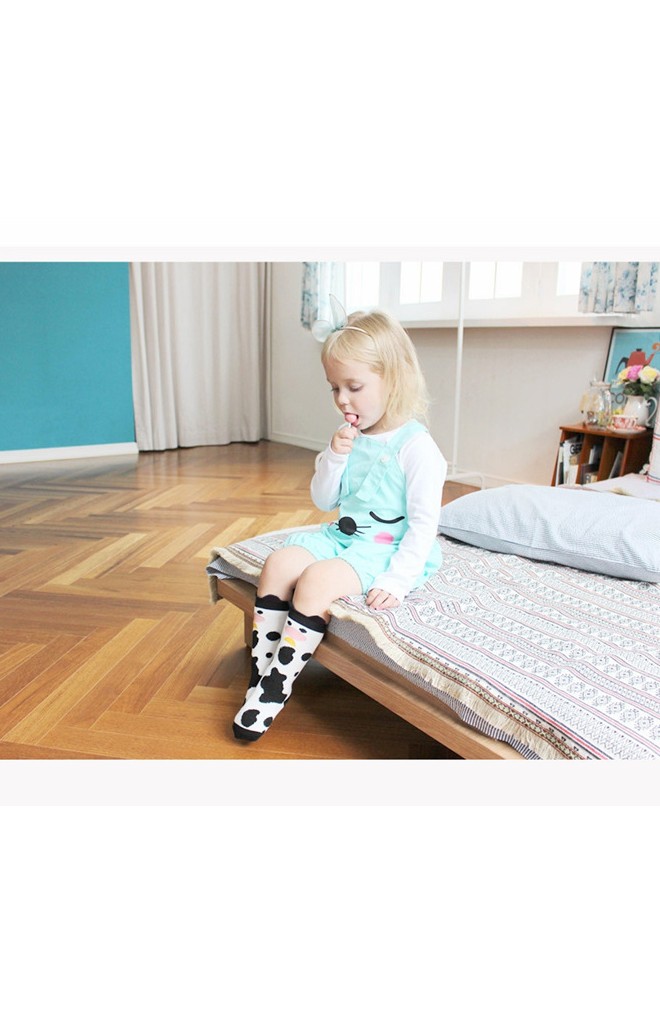ถุงเท้าเด็กลายวัวน้อย มีกันลื่น จาก Kids Socks