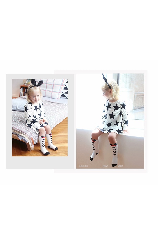 ถุงเท้าเด็กสีครีมลายหน้ามิกกี้แบบยาว มีกันลื่น จาก Kids Socks