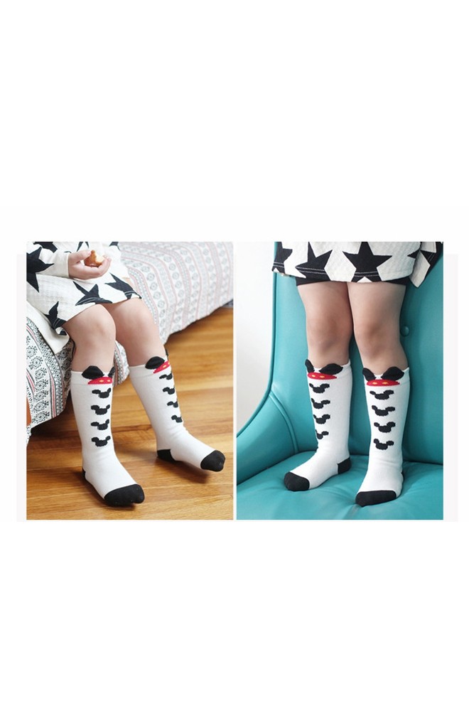 ถุงเท้าเด็กสีครีมลายหน้ามิกกี้แบบยาว มีกันลื่น จาก Kids Socks