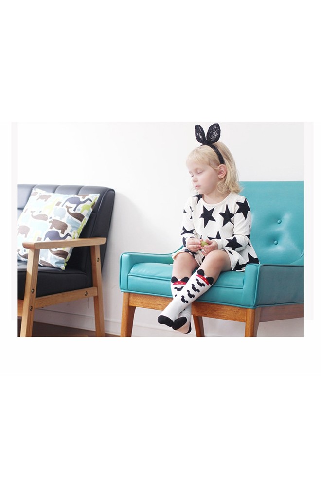 ถุงเท้าเด็กสีครีมลายหน้ามิกกี้แบบยาว มีกันลื่น จาก Kids Socks