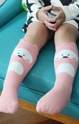 ถุงเท้าเด็กสีชมพูลายหมีแบบยาว มีกันลื่น จาก Kids Socks