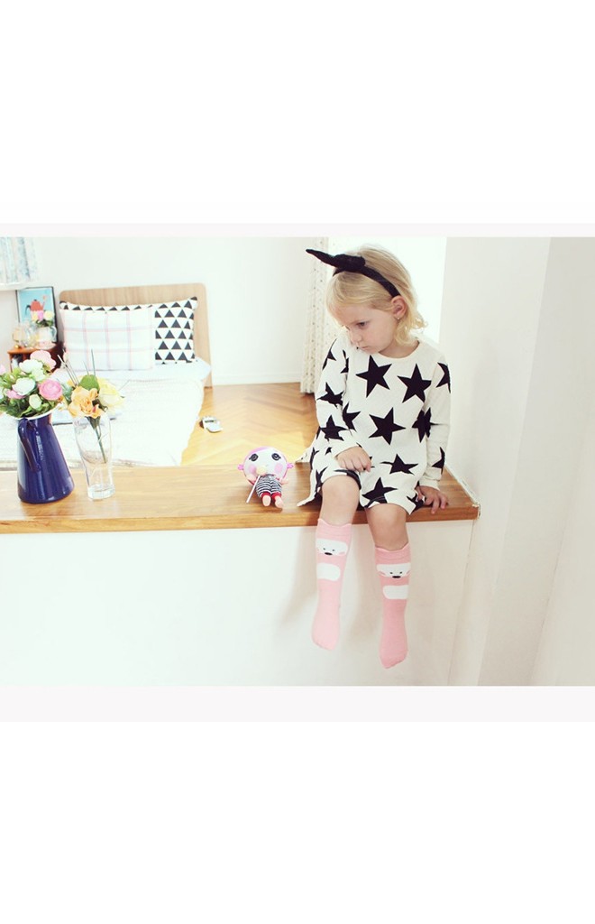 ถุงเท้าเด็กสีชมพูลายหมีแบบยาว มีกันลื่น จาก Kids Socks