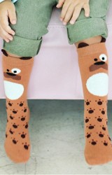 ถุงเท้าเด็กสีน้ำตาลลายเจ้าตูบแบบยาว มีกันลื่น จาก Kids Socks