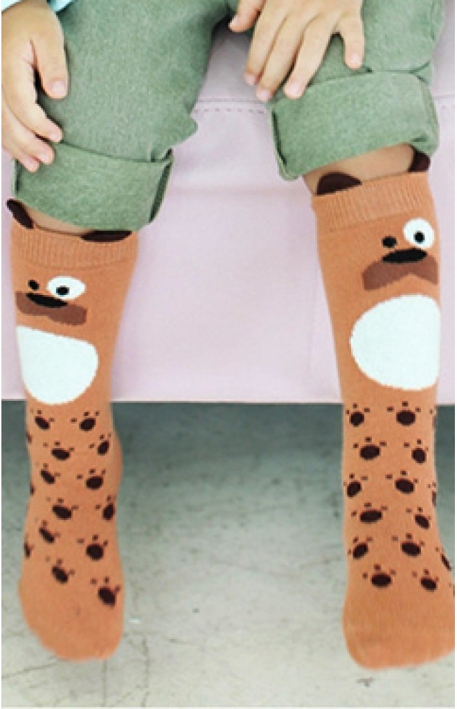 ถุงเท้าเด็กสีน้ำตาลลายเจ้าตูบแบบยาว มีกันลื่น จาก Kids Socks ถุงเท้าเด็กสีน้ำตาลลายเจ้าตูบแบบยาว มีกันลื่น จาก Kids Socks