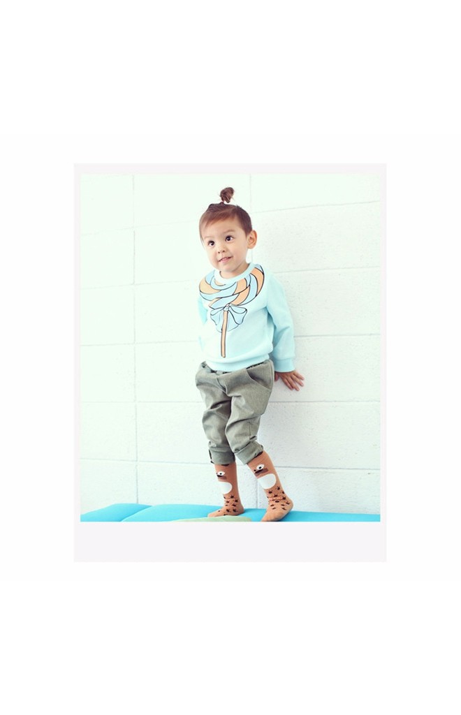 ถุงเท้าเด็กสีน้ำตาลลายเจ้าตูบแบบยาว มีกันลื่น จาก Kids Socks
