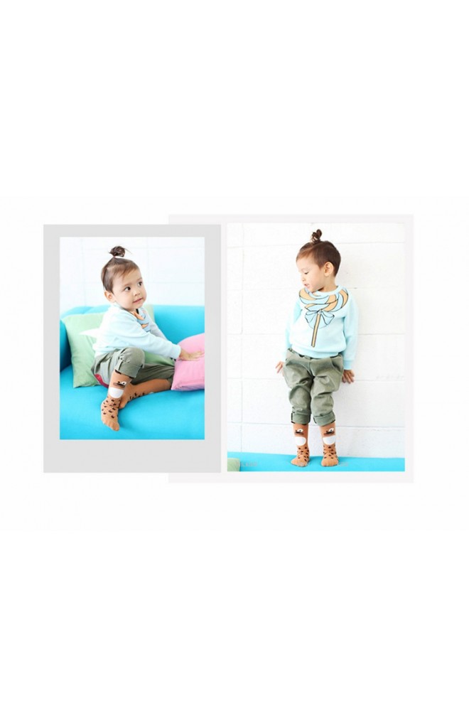 ถุงเท้าเด็กสีน้ำตาลลายเจ้าตูบแบบยาว มีกันลื่น จาก Kids Socks
