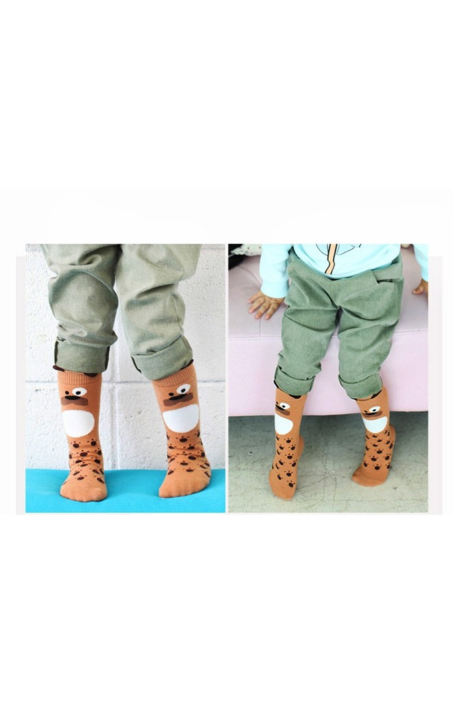 ถุงเท้าเด็กสีน้ำตาลลายเจ้าตูบแบบยาว มีกันลื่น จาก Kids Socks