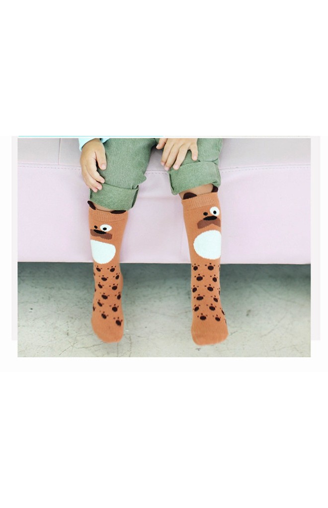 ถุงเท้าเด็กสีน้ำตาลลายเจ้าตูบแบบยาว มีกันลื่น จาก Kids Socks
