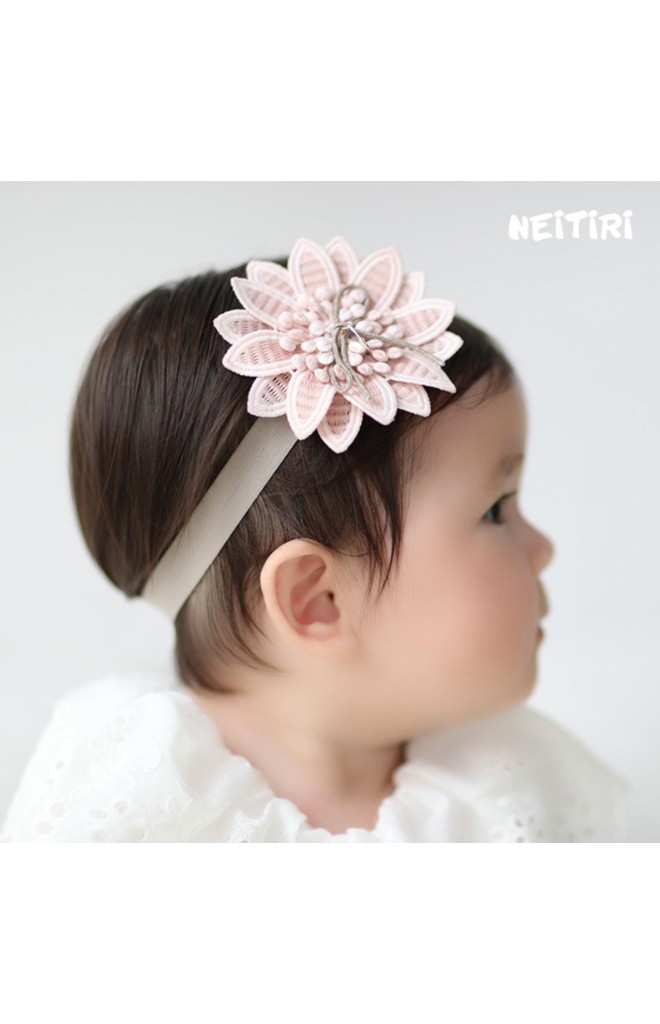 สายคาดผมดอกไม้ปักแต่งโบว์เล็กน่ารักจาก Angel Neitiri