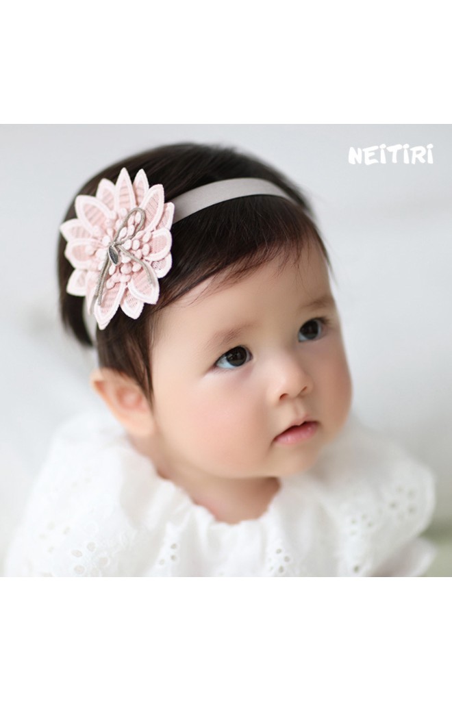 สายคาดผมดอกไม้ปักแต่งโบว์เล็กน่ารักจาก Angel Neitiri