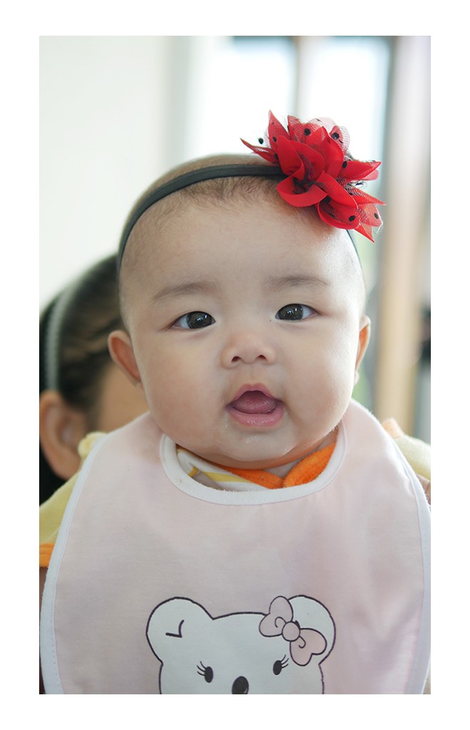 สายคาดผมดอกไม้สีแดงแต่งผ้าโปร่งลายจุดดำ