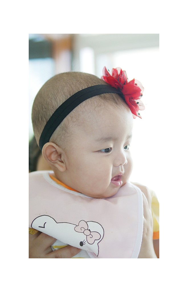 สายคาดผมดอกไม้สีแดงแต่งผ้าโปร่งลายจุดดำ