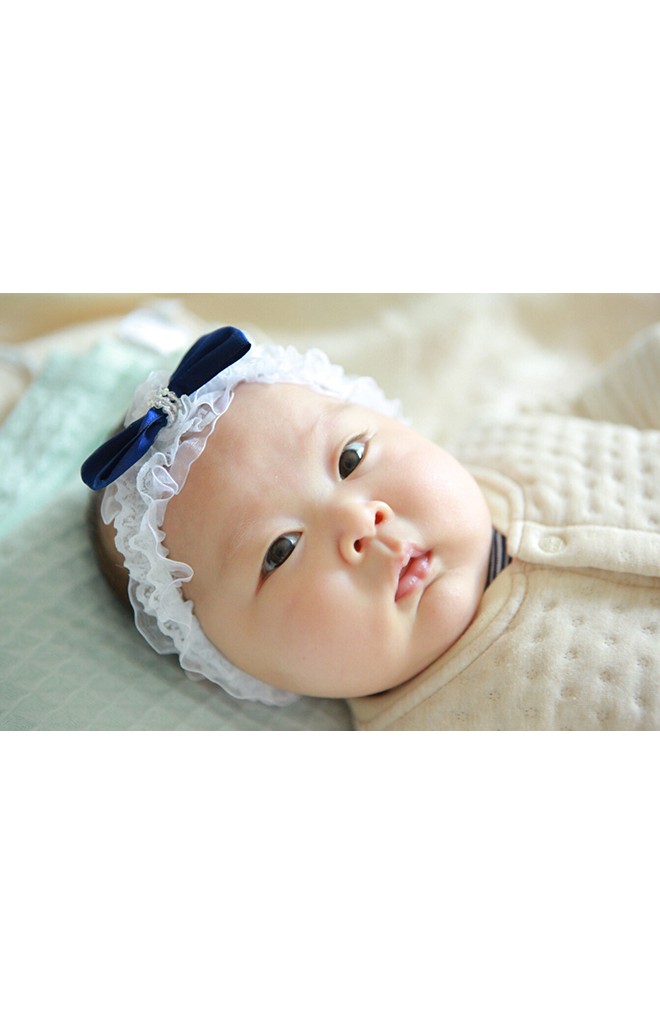 สายคาดผมระบายลูกไม้ขาวแต่งโบว์สีน้ำเงินกรมท่า