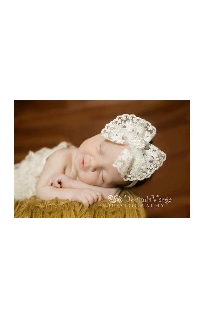 สายคาดผมโบว์ลูกไม้สวยสีขาวครีมแต่งกระดุมมุกเทียม