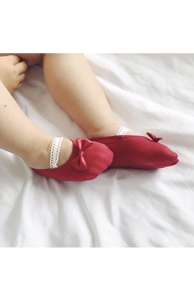 ถุงเท้าเด็กหญิงแต่งโบว์เล็กน่ารัก สายคาดลูกไม้สีขาว มีกันลื่น