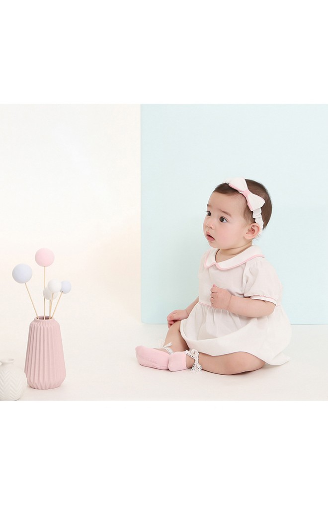 ถุงเท้าเด็กแบบสั้นมีสายลูกไม้ผูกข้อเท้า มีกันลื่น
