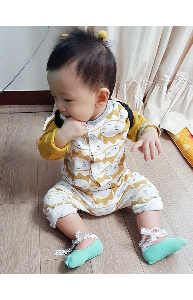 ถุงเท้าเด็กแบบสั้นมีสายลูกไม้ผูกข้อเท้า มีกันลื่น