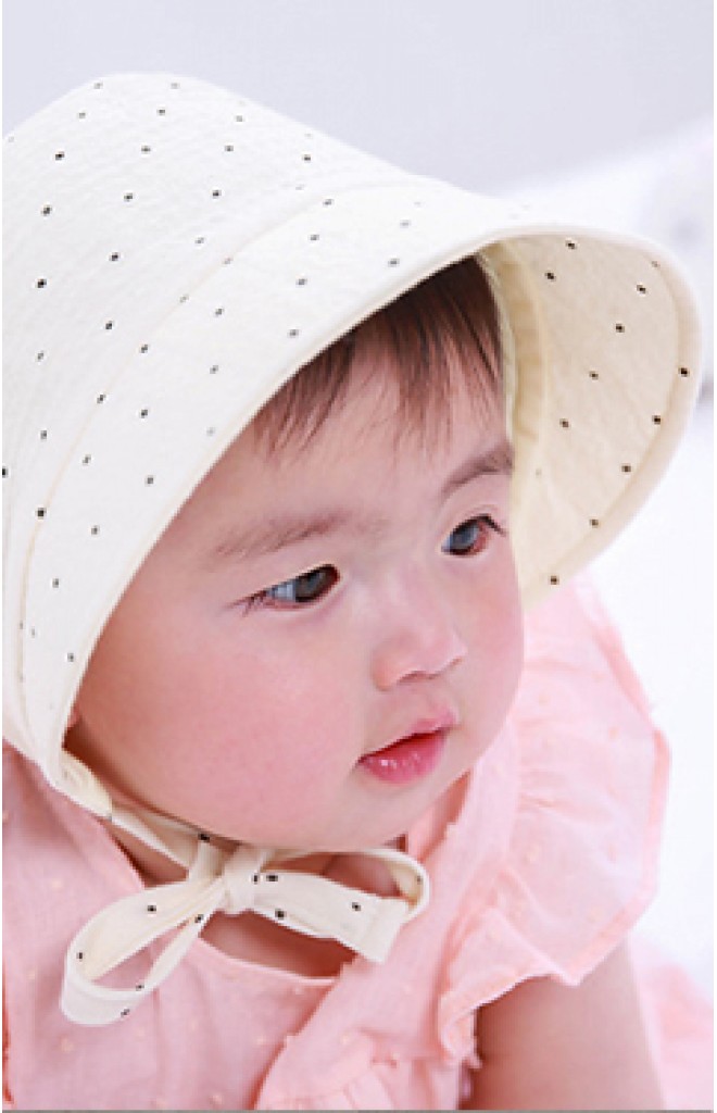 หมวกสาวน้อยลายจุดสีเหลืองครีมด้านหน้ามีปีก หมวกสาวน้อยลายจุดสีเหลืองครีมด้านหน้ามีปีก