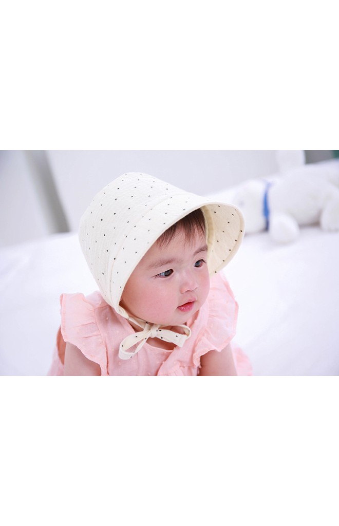 หมวกสาวน้อยลายจุดสีเหลืองครีมด้านหน้ามีปีก